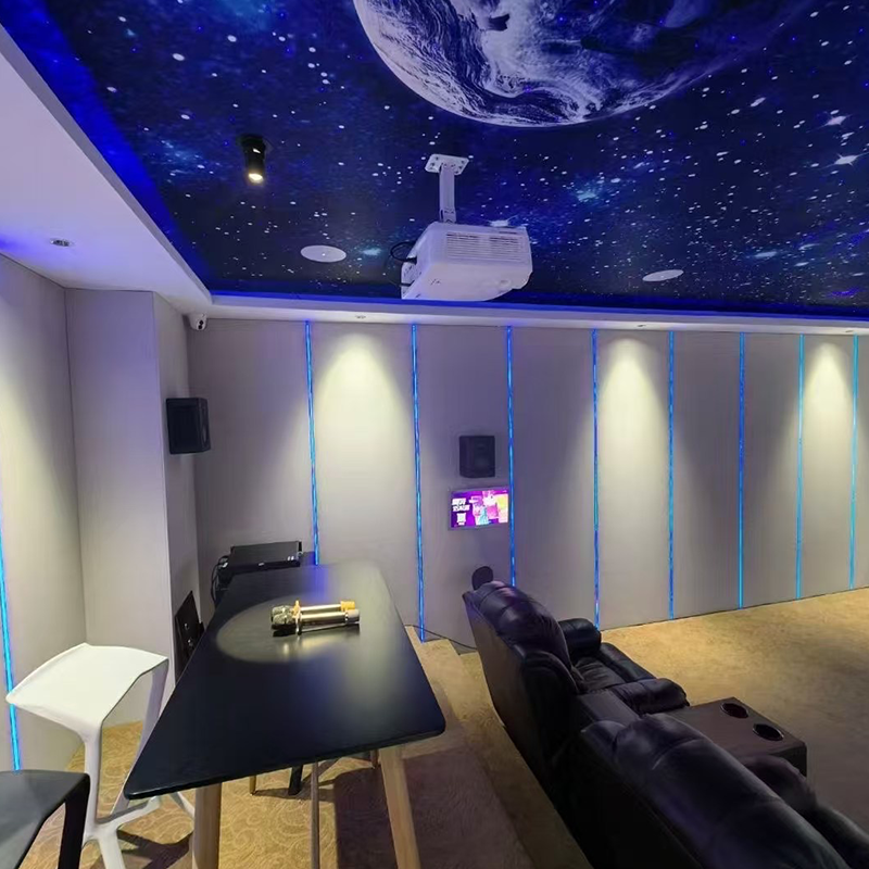 Belső kialakítás szövetbe burkolt hangelnyelő falpanelekkel, szállodákba is alkalmas Belső kialakítás szövetbe burkolt hangelnyelő falpanelekkel, szállodákba is alkalmas