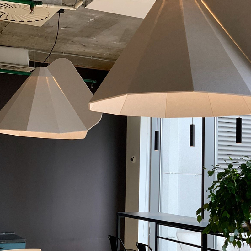 Modern kialakítású akusztikus panelek hangelnyelő és környezetbarát poliészter rostlemez csíkforma edzőtermi használatra